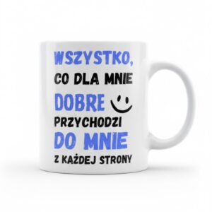 Biały kubek z niebiesko-czarnym napisem afirmacyjnym "Wszystko, co dla mnie dobre, przychodzi do mnie z każdej strony" i grafiką uśmiechniętej buźki.