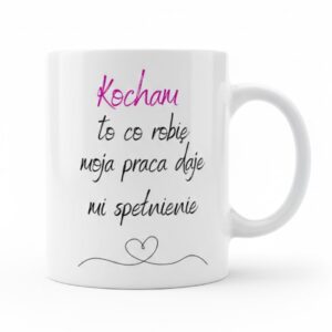 Biały kubek z napisem Kocham to co robię moja praca daje mi spełnienie i grafiką serca.