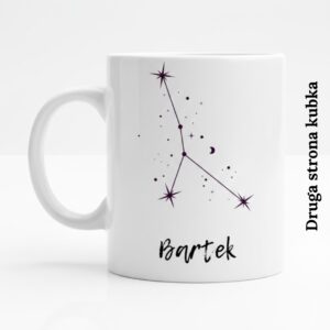 Druga strona kubka z czarną grafiką konstelacji gwiazd Raka i przykładowym imieniem Bartek.